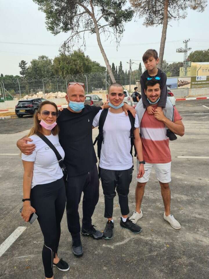 רום עם המשפחה לפני הגיוס.