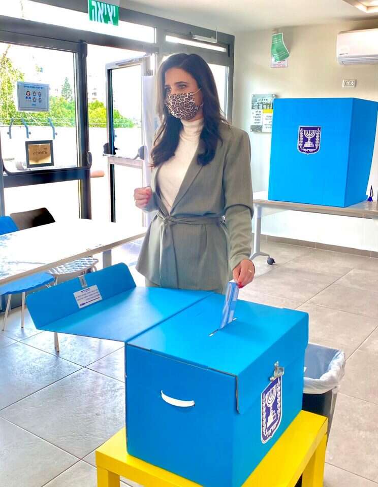 ח"כ איילת שקד מצביעה הבוקר