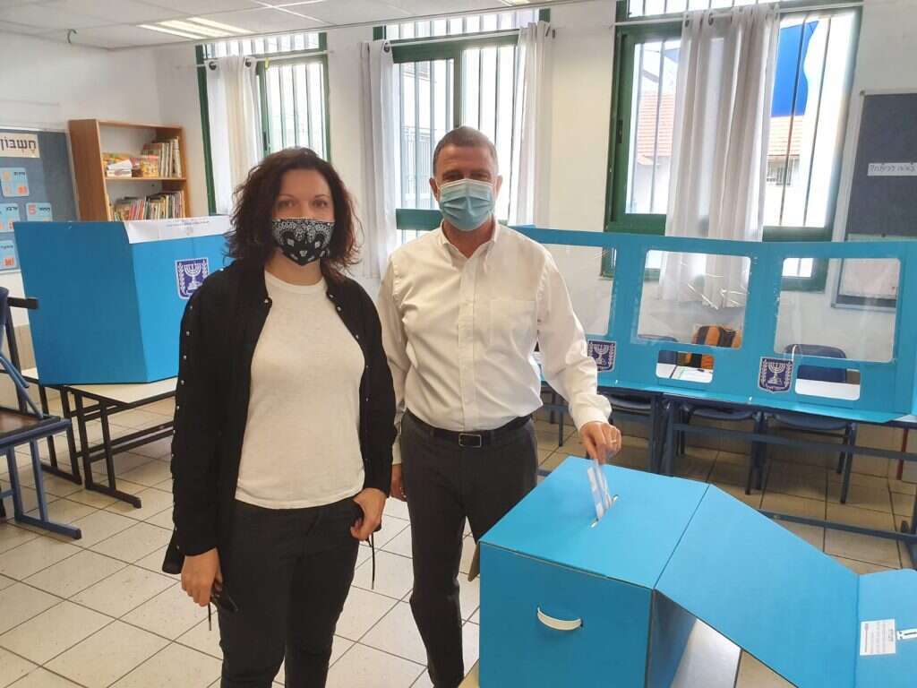 שר הבריאות יולי (יואל) אדלשטיין מצביע עם רעייתו אירינה בקלפי בהרצליה