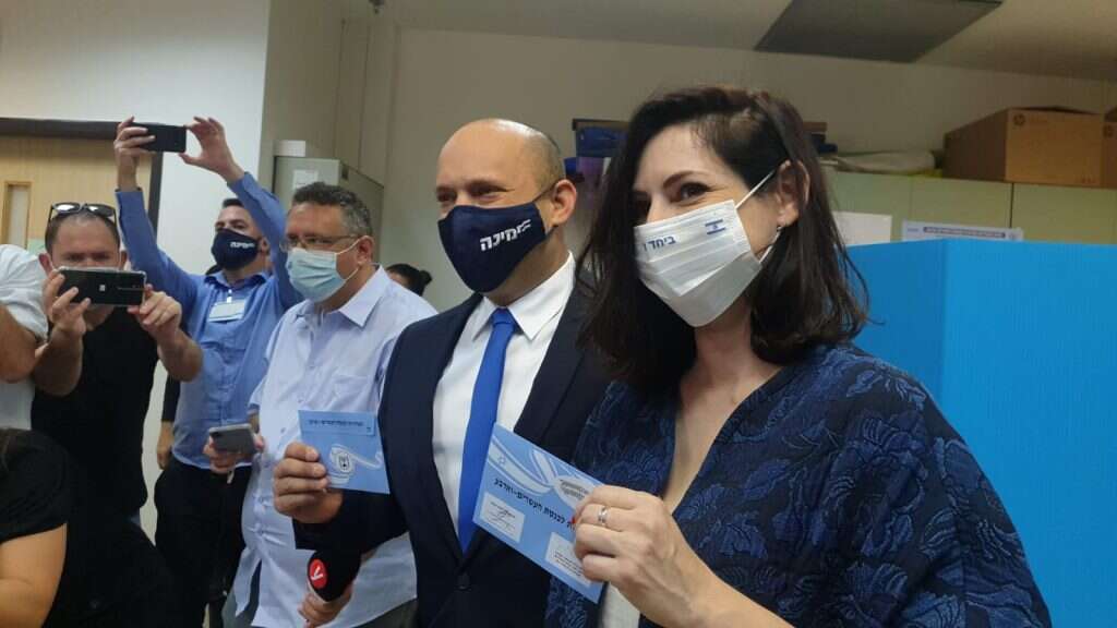 נפתלי בנט ורעייתו מצביעים בקלפי
