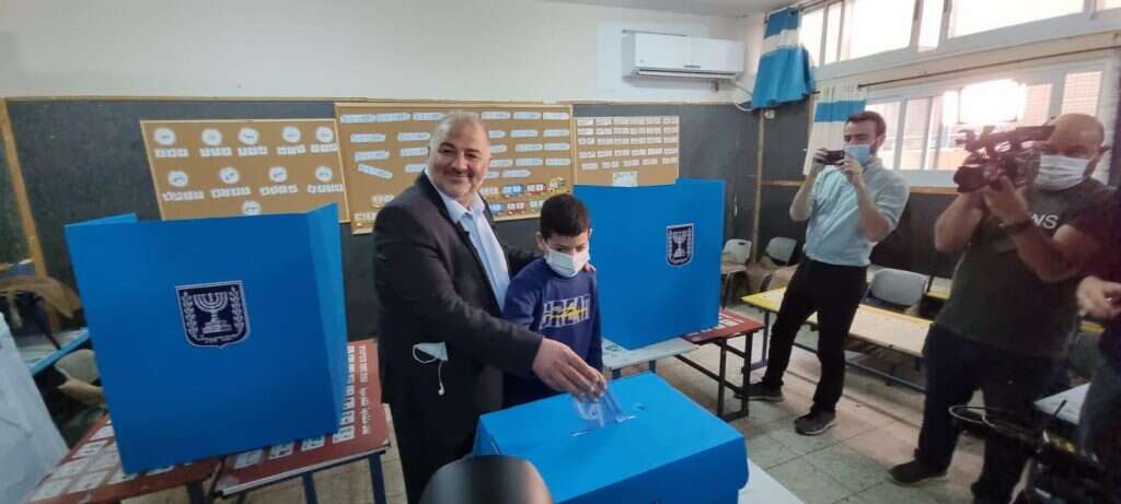 מנסור עבאס, יו"ר רע"מ מצביע. | דוברות רע"מ