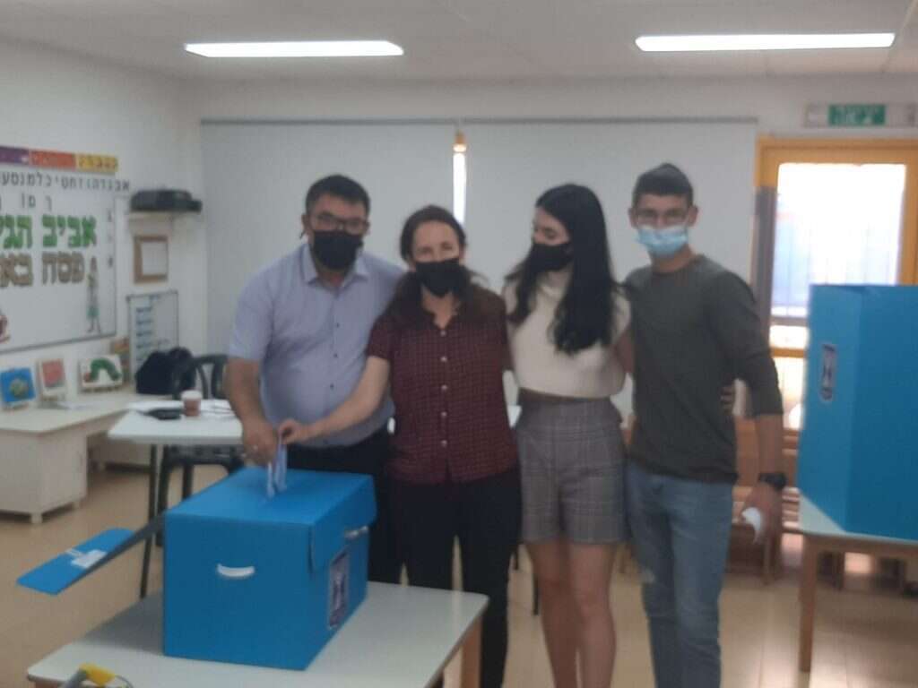 השר מיכאל ביטון עם משםחתו בקלפי. | אלישיב רייכנר