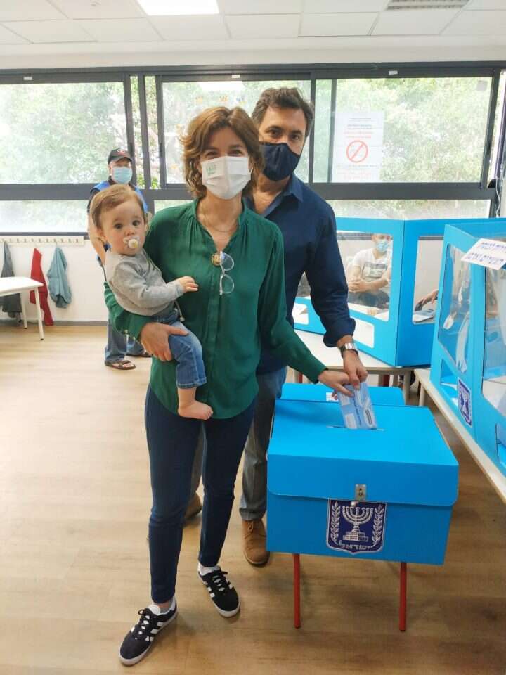 תמר זנדברג מצביעה בקלפי בתל אביב