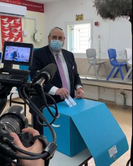 הרב חיים אמסלם מצביע בירושלים. | דוברות עם שלם