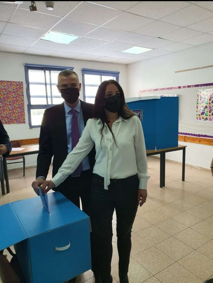 יו"ר הכנסת יריב לוין ורעייתו מצביעים במודיעין. | דוברות יו"ר הכנסת