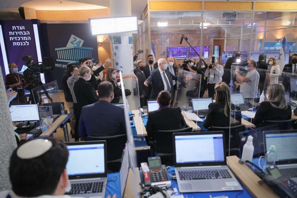 הנשיא במשל"ט ועדת הבחירות. | רונן חריש