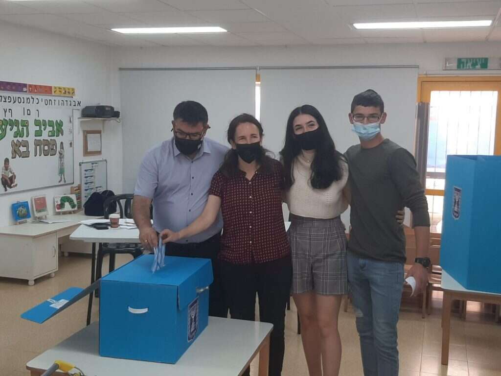 ביטון מצביע עם ילדים. | אלישיב רייכנר