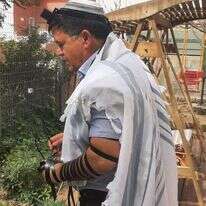 השר מיכאל ביטון מניח תפילות בבוקר הבחירות. | אלישיב רייכנר