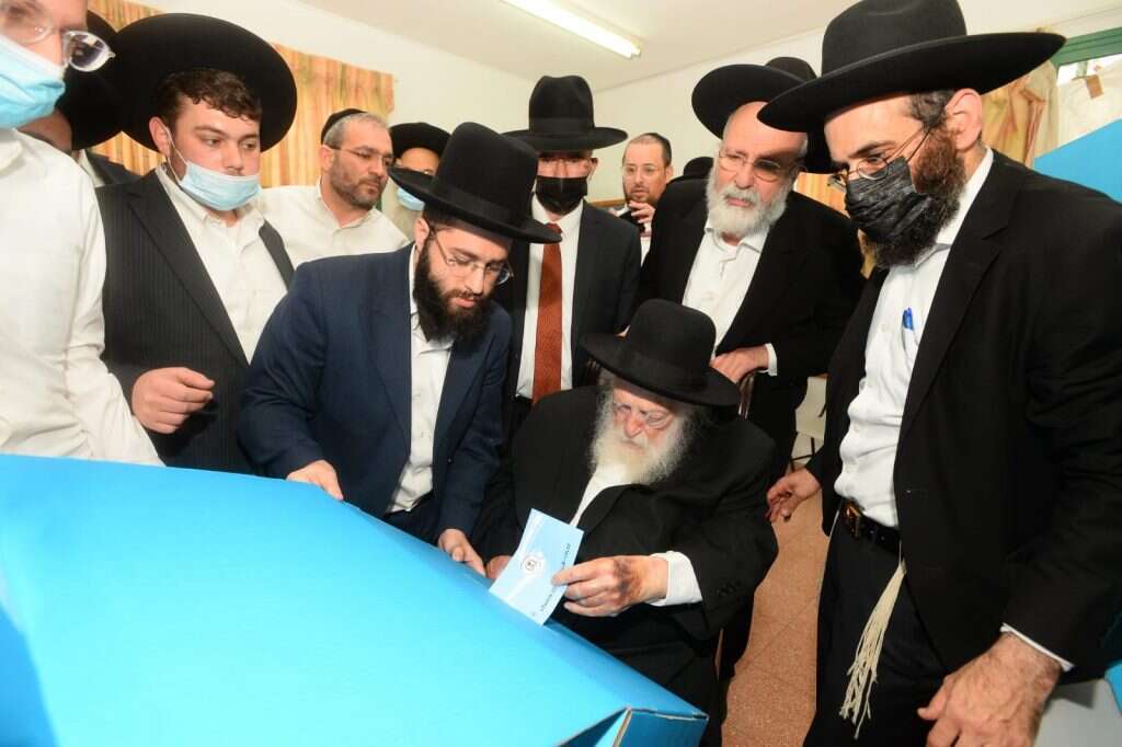 הרב חיים קנייבסקי מצביע בבני ברק. | שוקי לרר