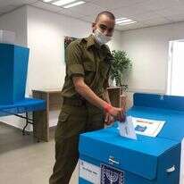רום מצביע מיד אחרי גיוסו בבקו"ם רום מצביע מיד אחרי גיוסו בבקו"ם
