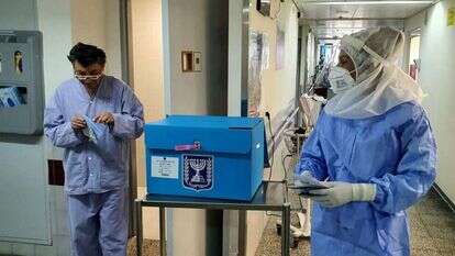 מצביעים במחלקת הקורונה בבית החולים בנהריה. | יאיר קראוס