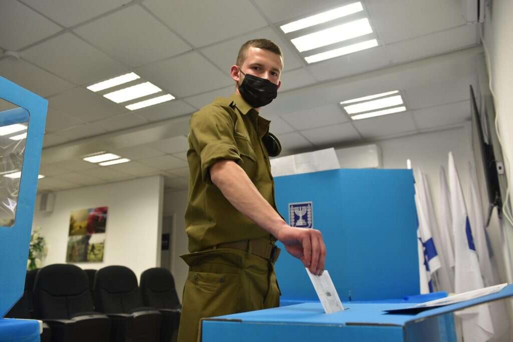 חיילים מצביעים. | דובר צה"ל