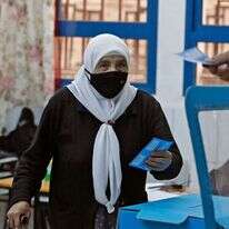 אישה ערבייה מצביעה בקלפי. | AFP