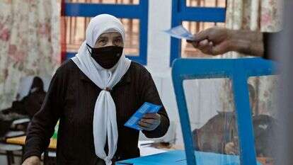 אישה ערבייה מצביעה בקלפי. | AFP