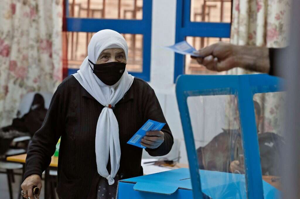אישה ערבייה מצביעה בקלפי. | AFP