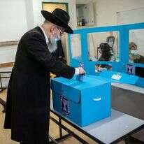 מצביעים חרדים בקלפי בירושלים. | יונתן זינדל, פלאש 90