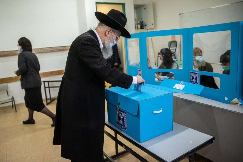 מצביעים חרדים בקלפי בירושלים. | יונתן זינדל, פלאש 90