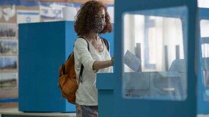 מצביעה בקלפי. | EPA