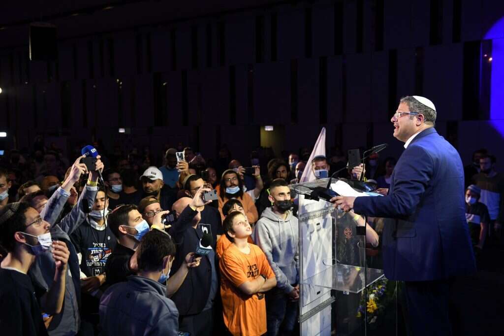 איתמר בן גביר נואם במטה הציונות הדתית עם פרסום תוצאות המדגמים. | שריה דיאמנט/פלאש90 איתמר בן גביר נואם במטה הציונות הדתית עם פרסום תוצאות המדגמים. | שריה דיאמנט/פלאש90