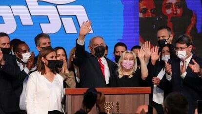 נתניהו וחברי מפלגתו חוגגים במטה הליכוד. | EPA