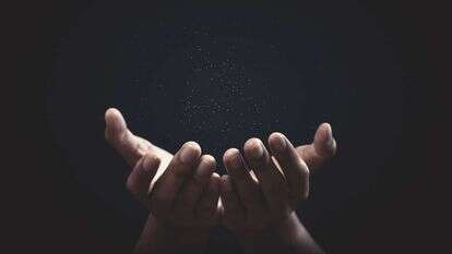 לפקוח את עינינו ולראות את הטוב שנתן לנו הקב"ה, לשיר על כך ולהצטרף איש לתודת רעהו. | שאטרסטוק