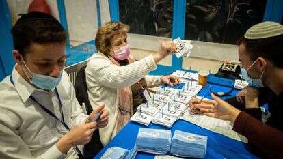 ספירת הקולות במערכת הבחירות האחרונה, בשנה שעברה. | יונתן זינדל - פלאש 90 ספירת הקולות במערכת הבחירות האחרונה, בשנה שעברה. | יונתן זינדל - פלאש 90