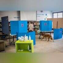 השאלה כן ביבי או לא ביבי, כבר לא רלוונטית. מצביעה בקלפי תל־אביבית. | גטי אימג'ס