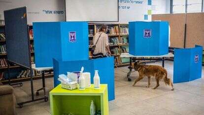 השאלה כן ביבי או לא ביבי, כבר לא רלוונטית. מצביעה בקלפי תל־אביבית. | גטי אימג'ס