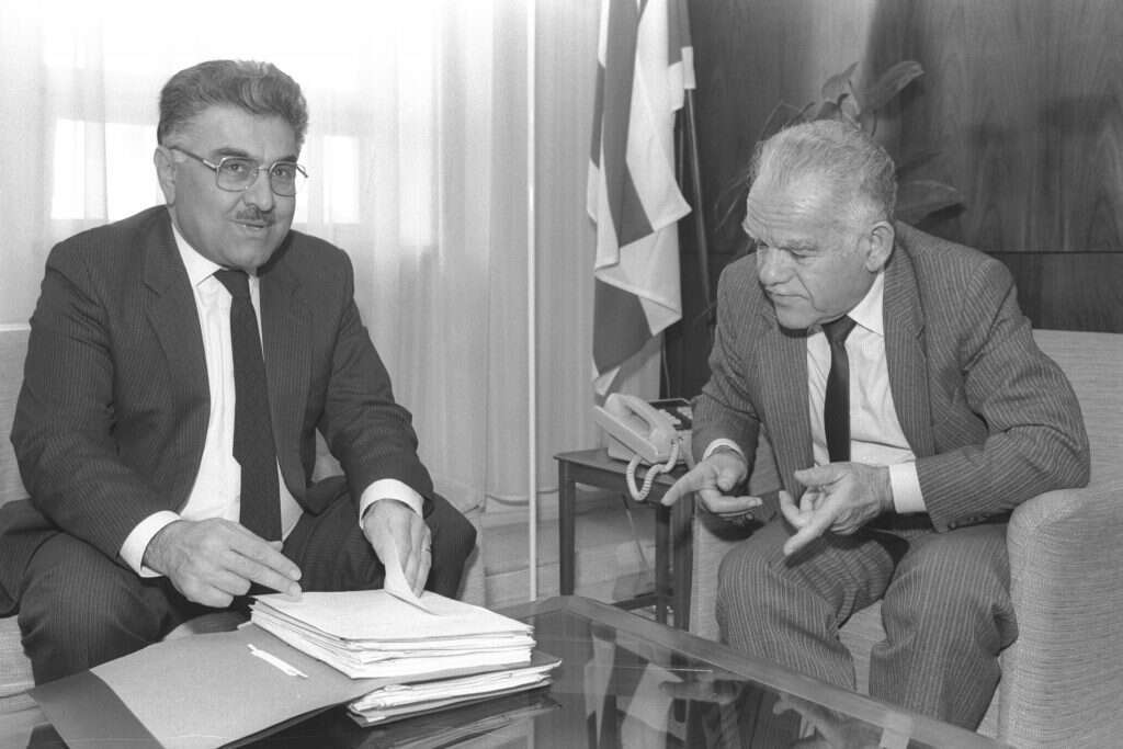 משה נסים (משמאל) עם ראש הממשלה יצחק שמיר, 1988. | מאגי איילון, לע"מ