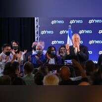 בני גנץ וחברי כחול לבן חוגגים במוצאי יום הבחירות. | לירון מולדובן בני גנץ וחברי כחול לבן חוגגים במוצאי יום הבחירות. | לירון מולדובן