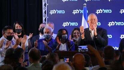 בני גנץ וחברי כחול לבן חוגגים במוצאי יום הבחירות. | לירון מולדובן
