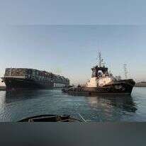 הספינה "אבר גיבן" לאחר ששוחררה מגדות התעלה. מימין: אחת הגוררות שחילצו את הספינה. | EPA