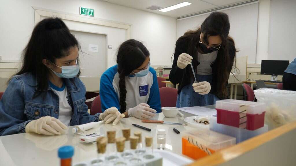 תלמידות מדרשת אמית אשדוד במעבדות בית הספר לרפואה של האוניברסיטה העברית. | אריאל חן