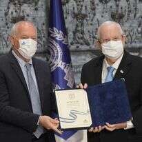 הנשיא ריבלין מקבל את תוצאות הבחירות מיו"ר ועדת הבחירות השופט עוזי פוגלמן. | עמוס בן גרשום/לע"מ הנשיא ריבלין מקבל את תוצאות הבחירות מיו"ר ועדת הבחירות השופט עוזי פוגלמן. | עמוס בן גרשום/לע"מ