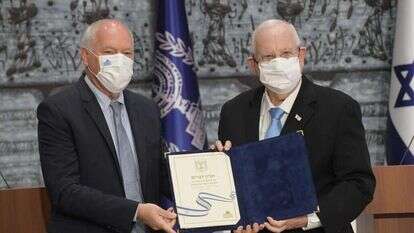 הנשיא ריבלין מקבל את תוצאות הבחירות מיו"ר ועדת הבחירות השופט עוזי פוגלמן. | עמוס בן גרשום/לע"מ