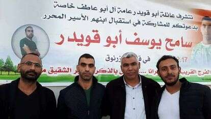 סעד אלכרומי (שני מימין) עם האסיר המשוחרר (משמאלו). | מסך מפייסבוק סעד אלכרומי (שני מימין) עם האסיר המשוחרר (משמאלו). | מסך מפייסבוק