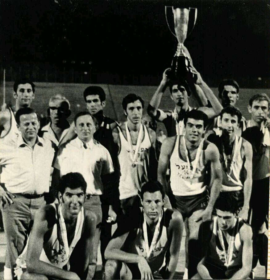 השיא במשחק, לא בקריירה. מליניאק (כורע ראשון מימין) הפועל תל אביב מניפה את גביע המדינה, 24 ביוני 1969