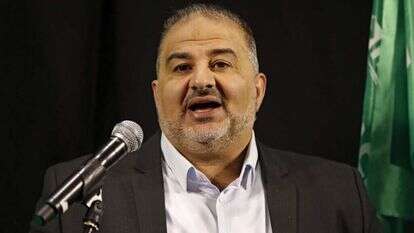 מנסור עבאס נואם בנצרת. | AFP מנסור עבאס נואם בנצרת. | AFP