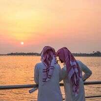 אזרחים סעודים מביטים אל הים האדום בעיר הנמל ג'דה. | שאטרסטוק