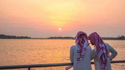 אזרחים סעודים מביטים אל הים האדום בעיר הנמל ג'דה. | שאטרסטוק