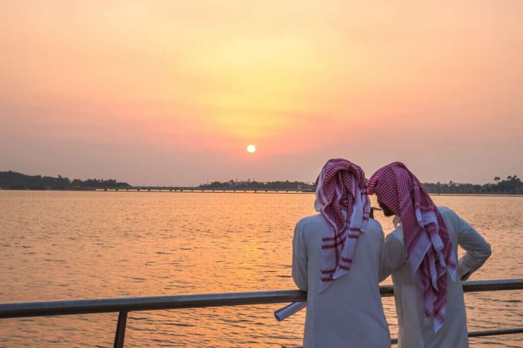 אזרחים סעודים מביטים אל הים האדום בעיר הנמל ג'דה. | שאטרסטוק אזרחים סעודים מביטים אל הים האדום בעיר הנמל ג'דה. | שאטרסטוק