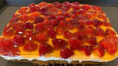 עוגת תותים וקצפת כשרה לפסח. | יהודה אטינגר