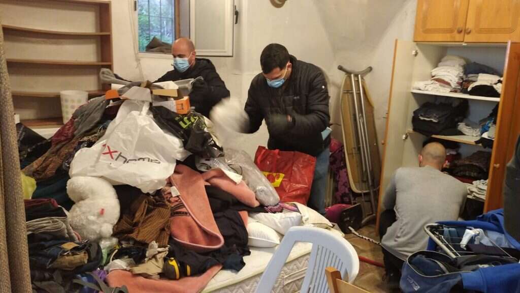 השוטרים מרוקנים את תכולת הארונות בבית הצעירים. | חוזרים להר