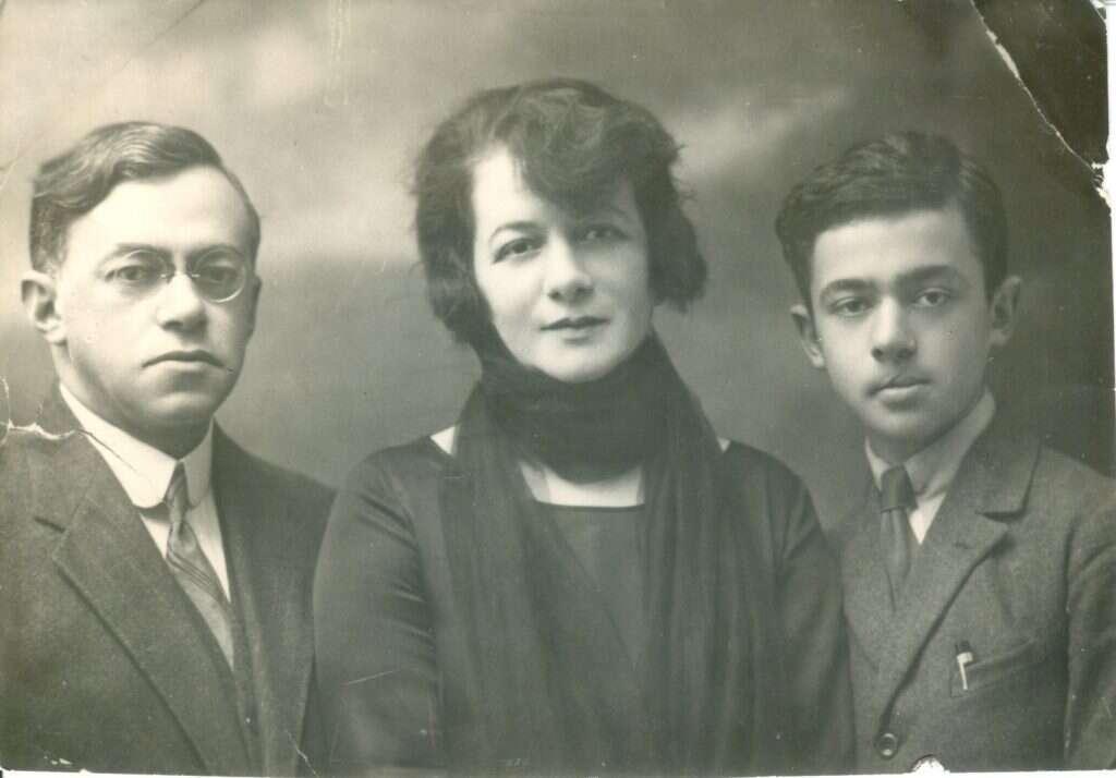 הוא במערב והם במזרח. זאב ז'בוטינסקי (משמאל) עם יוענה וערי. צילומים: באדיבות מכון ז'בוטינסקי בישראל הוא במערב והם במזרח. זאב ז'בוטינסקי (משמאל) עם יוענה וערי. צילומים: באדיבות מכון ז'בוטינסקי בישראל