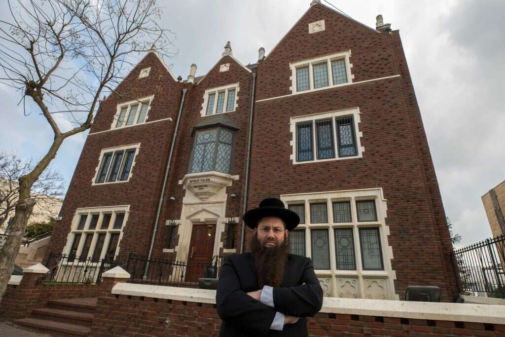 הרב הרצוג על רקע מרכז חב"ד בירושלים | אולבייה פיטוסי הרב הרצוג על רקע מרכז חב"ד בירושלים | אולבייה פיטוסי