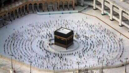 מתפללים מקיפים את הכעבה במכה תוך שמירת ריחוק זה מזה, אוגוסט 2020. | AFP מתפללים מקיפים את הכעבה במכה תוך שמירת ריחוק זה מזה, אוגוסט 2020. | AFP