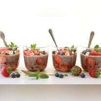 פודינג צ'יה עם פירות יער ושוקולד. | אפרת ליכטנשטט פודינג צ'יה עם פירות יער ושוקולד. | אפרת ליכטנשטט