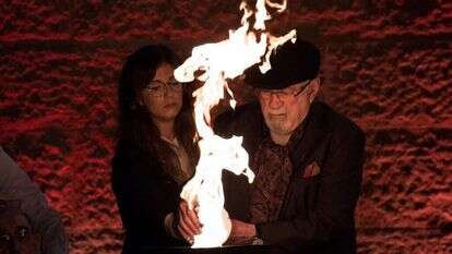 ניצול שואה מדליק משואה בטקס יום השואה
ביד ושם, 2018 | יונתן זינדל, פלאש 90