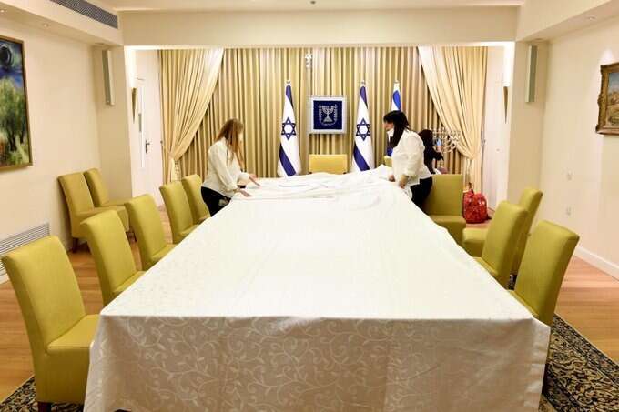 הכנות אחרונות בבית הנשיא לקראת הגעת נציגי המפלגות להמליץ על מועמד לראשות הממשלה. | מארק נימן, לע"מ