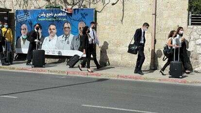 הפרקליטים עוזבים את בית המשפט. | אילת כהנא